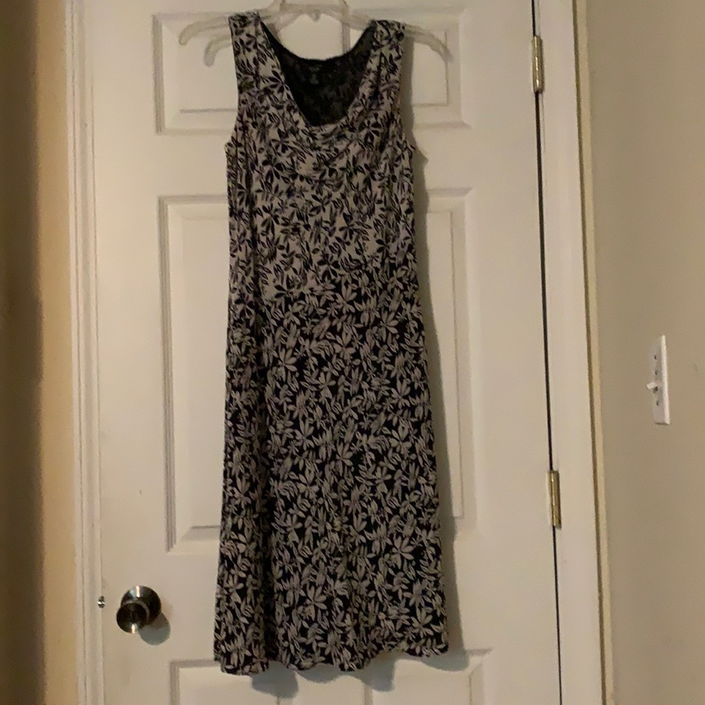 ALFANI 10p sleeveless dress 100% poly for beautiful neck drape. Fully lined.